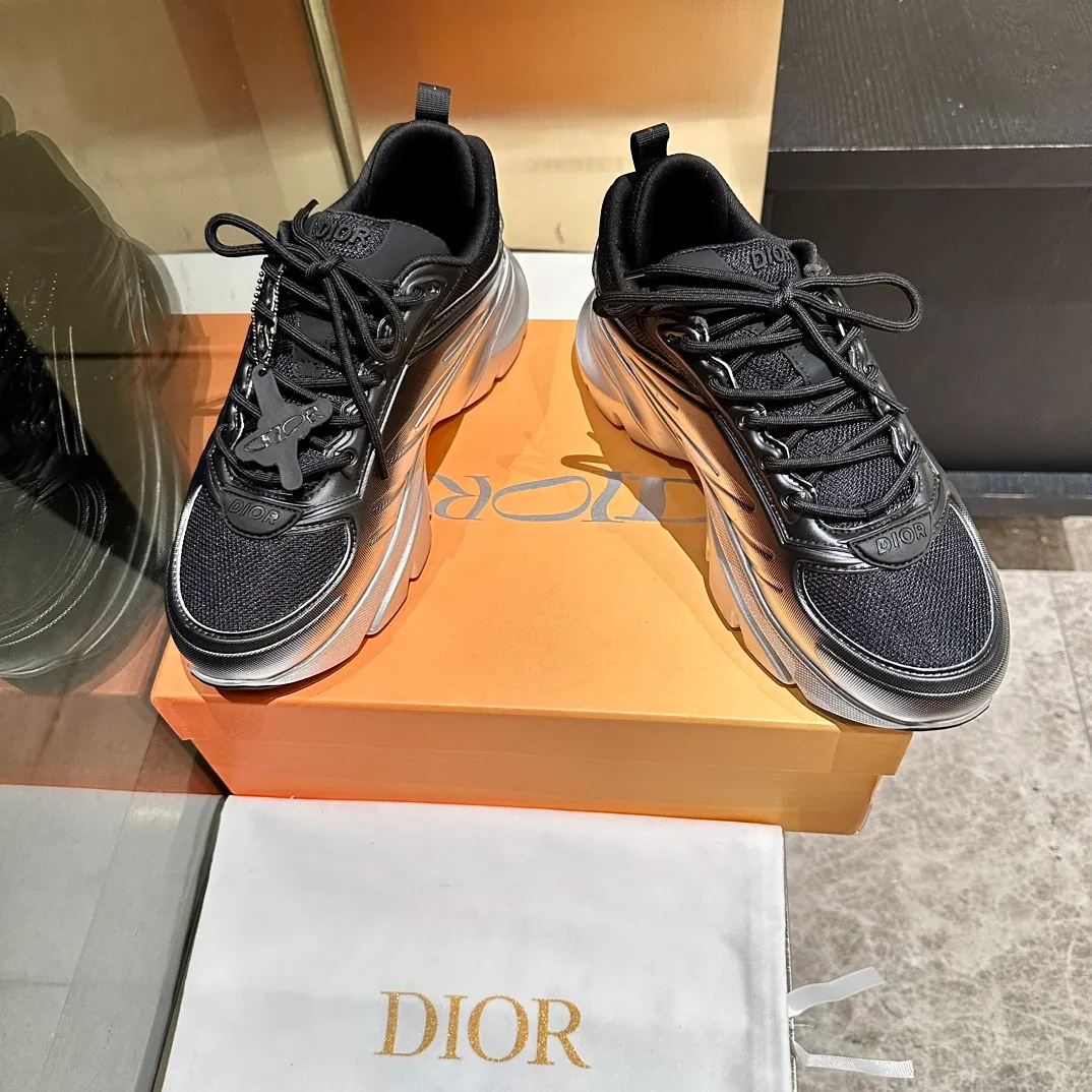 p680🐮🐮New to the Dior collection, these C'est Dior sneakers make a bold and stylish statement. Carefully crafted, the letters C and D are displayed on the sides of the upper for style, and the details add a touch of elegance. The lightweight two-tone Dior sole offers exceptional comfort and sporty appeal. Can add a stylish touch to any casual look. Christian Dior Paris signature on the tongue and sole. Two-tone notches feature Christian Dior's lucky star symbol. Women’s size 35-40, men’s size 38-45